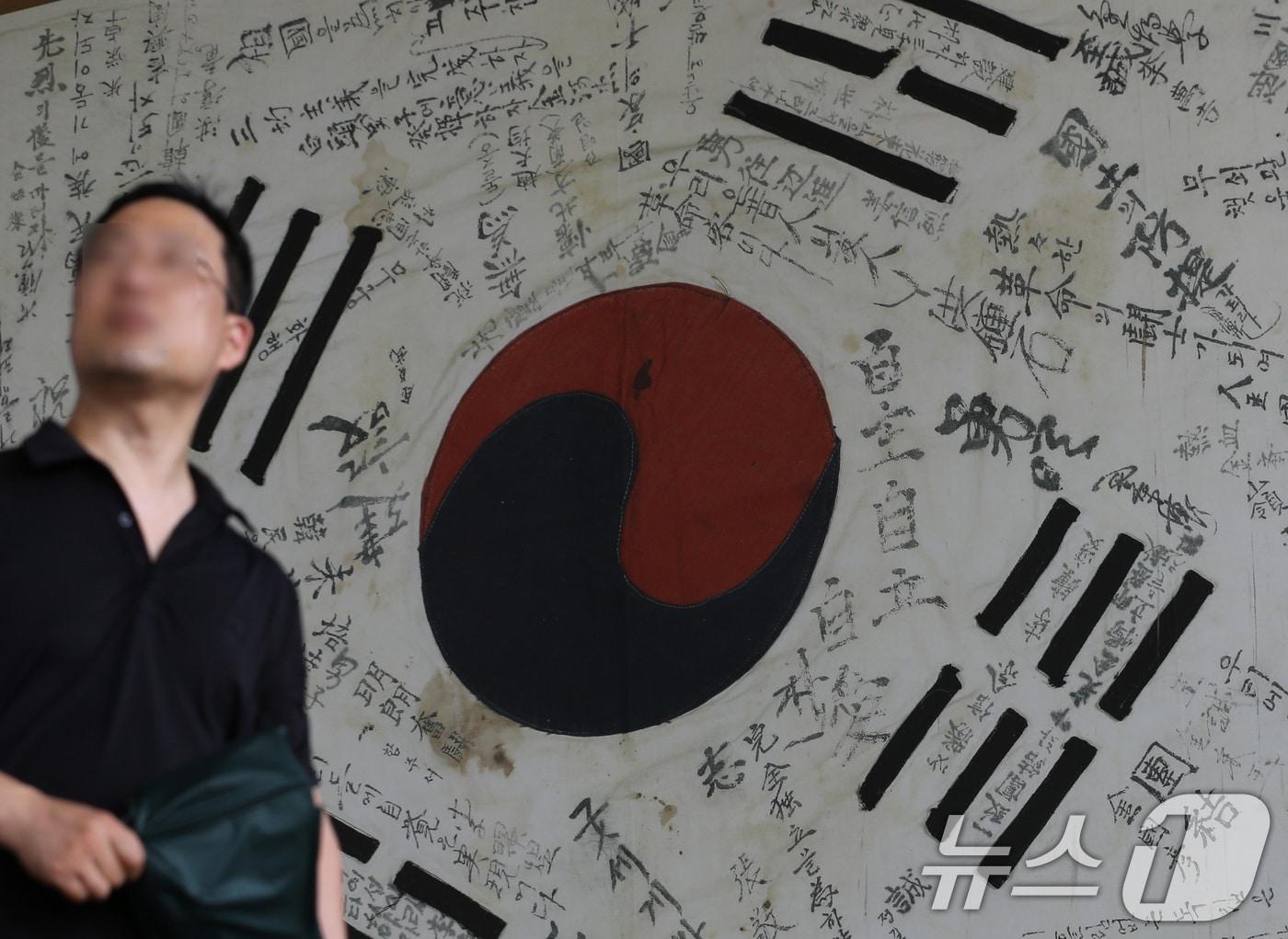 본문 이미지 - 충남 천안 독립기념관에 한국광복군 70명의 서명이 담긴 태극기가 걸려 있다. (자료 사진) /뉴스1 ⓒ News1 김기태 기자