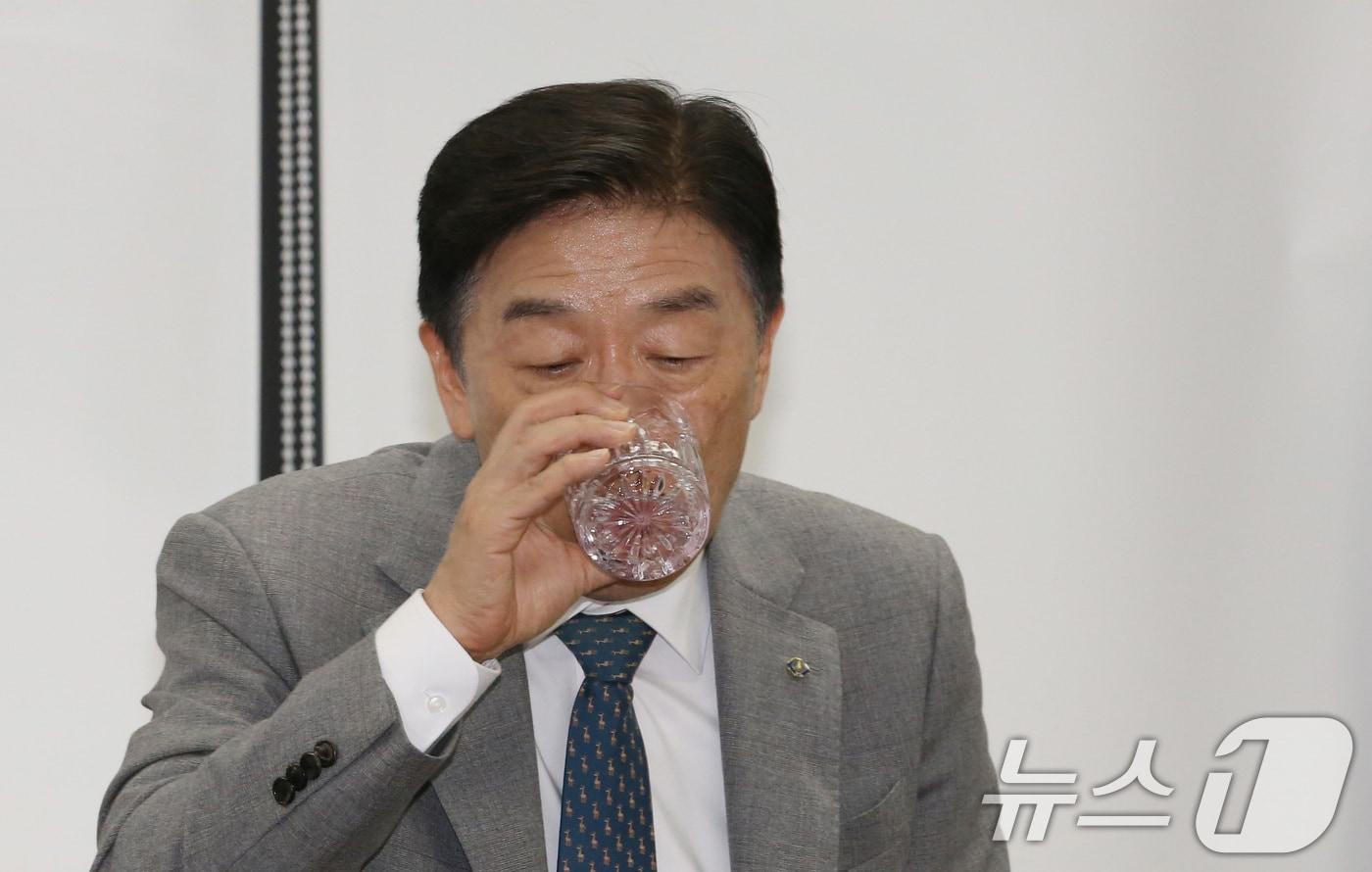 본문 이미지 - 김형석 독립기념관장이 14일 충남 천안 독립기념관 회의실에서 기자회견을 마치고 목을 축이고 있다. 2024.8.14/뉴스1 ⓒ News1 김기태 기자