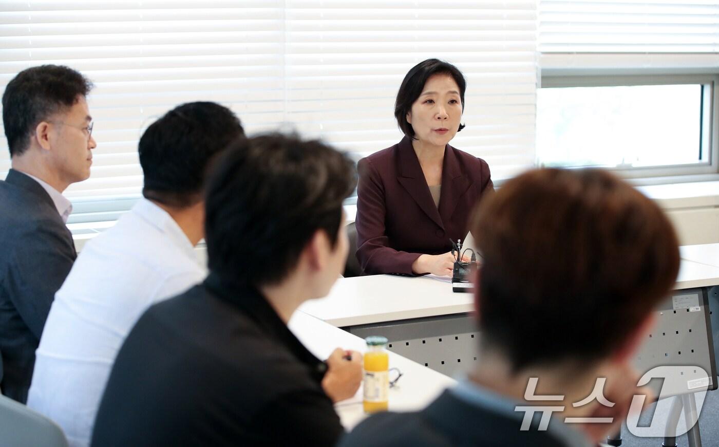 본문 이미지 - 오영주 중소기업벤처부 장관이 14일 오후 서울 마포구 드림스퀘어에서 열린 티몬·위메프 미정산 피해기업 간담회에 참석해 피해기업 관계자들과 대화하고 있다. 2024.8.14/뉴스1 ⓒ News1 이승배 기자