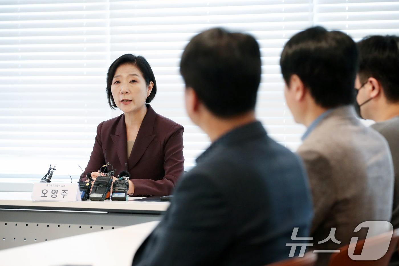 본문 이미지 - 오영주 중소기업벤처부 장관이 서울 마포구 드림스퀘어에서 열린 티몬·위메프 미정산 피해기업 간담회에 참석해 피해기업 관계자들과 대화하고 있다. /뉴스1 ⓒ News1 이승배 기자