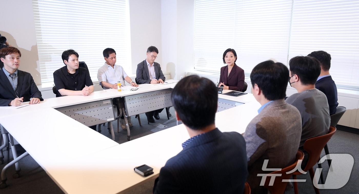 본문 이미지 - 오영주 중소기업벤처부 장관이 14일 오후 서울 마포구 드림스퀘어에서 열린 티몬·위메프 미정산 피해기업 간담회에 참석해 피해기업 관계자들과 대화하고 있다. 2024.8.14/뉴스1 ⓒ News1 이승배 기자
