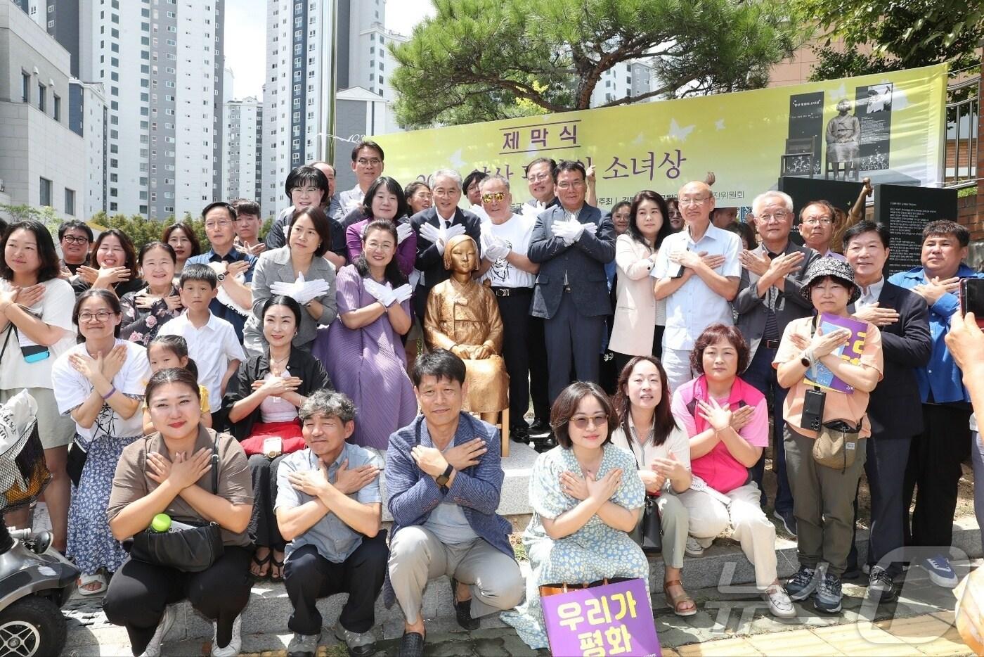 본문 이미지 - 14일 양산시 물금읍 경남교육청 양산도서관 앞에서 열린 김복동 평화공원 평화의 소녀상 제막식에 참석한 시민들이 기념촬영을 하고 있다.(경남교육청 제공)