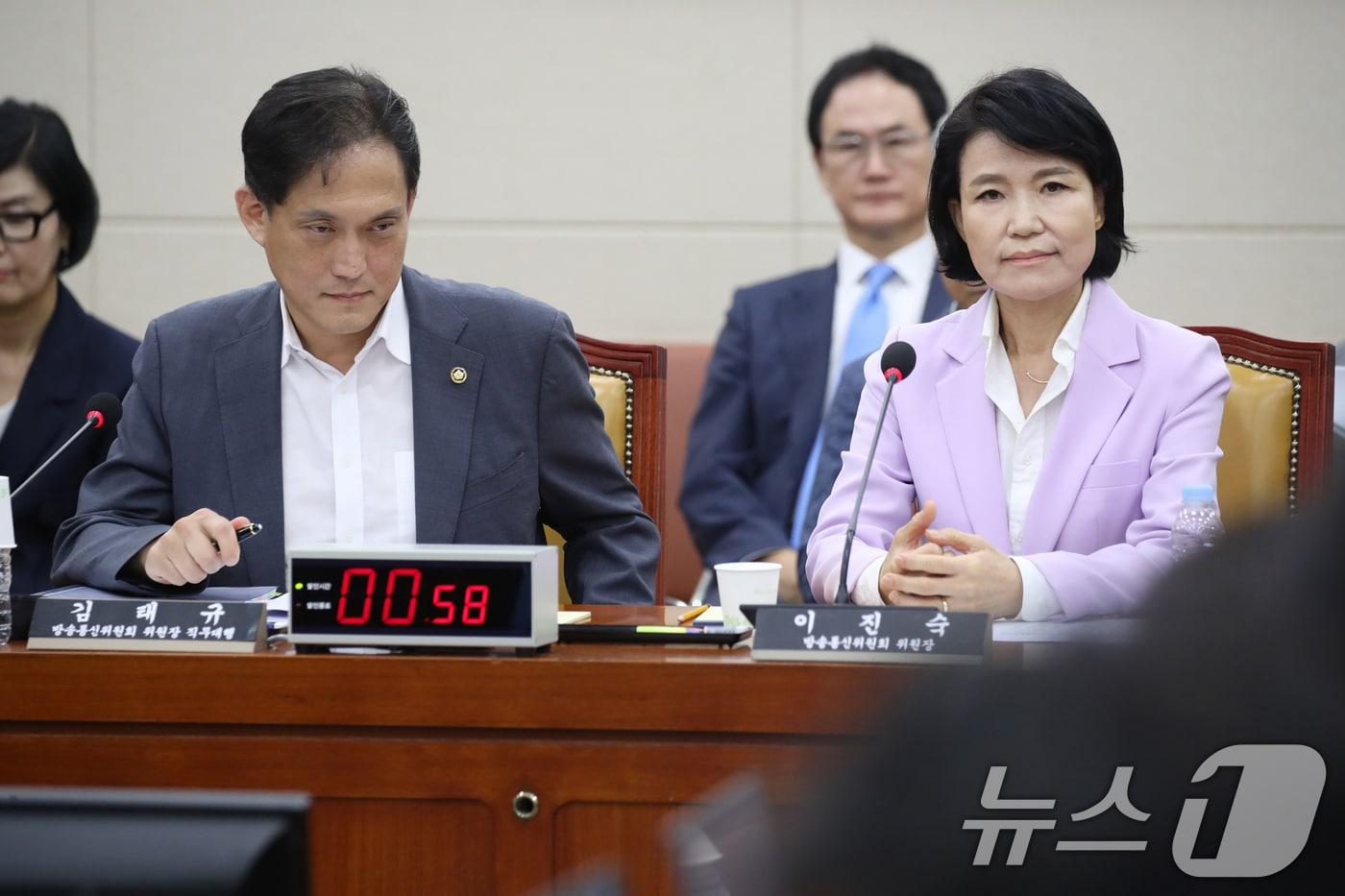 본문 이미지 - 이진숙 전 방송통신위원장(오른쪽)과 김태규 전 방송통신위원장 직무대행. 2024.8.14/뉴스1 ⓒ News1 이광호 기자