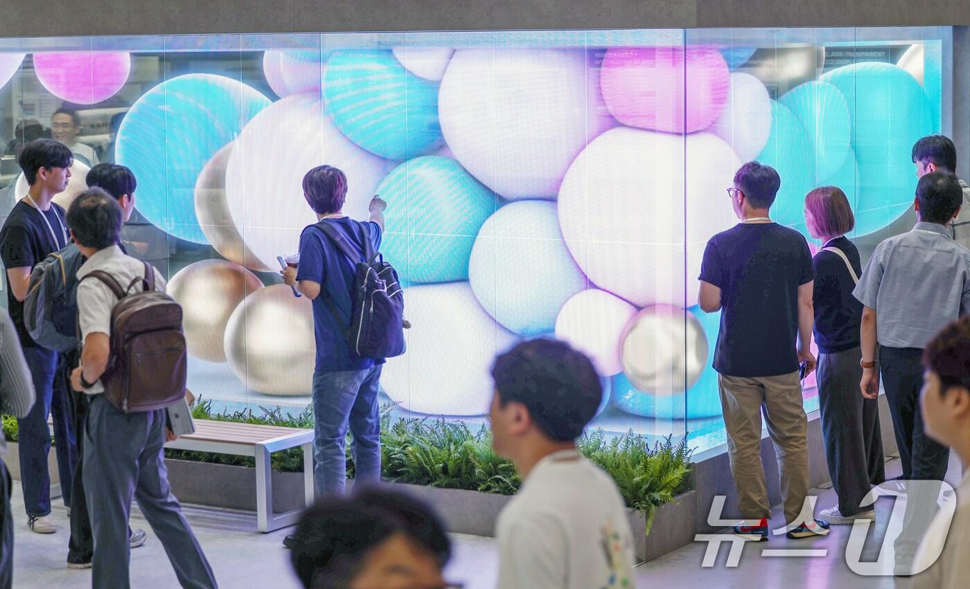 14일 서울 강남구 코엑스에서 열린 '2024 한국디스플레이산업 전시회'를 찾은 관람객들이 직사각형 모양의 입체 디스플레이를 살펴보고 있다. 2024.8.14/뉴스1 ⓒ News1 민경석 기자