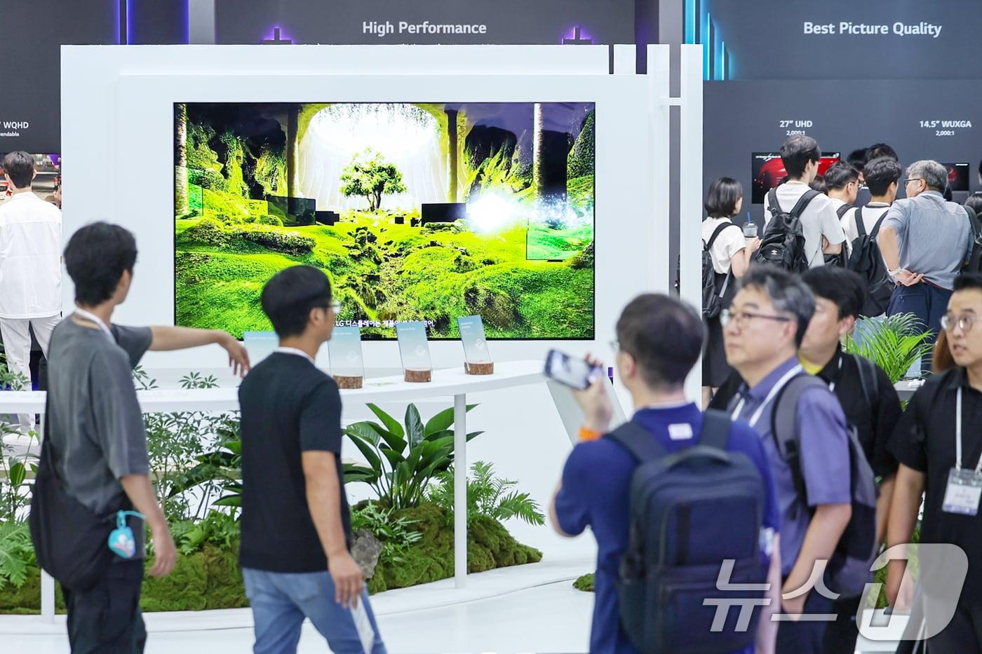 14일 서울 강남구 코엑스에서 열린 '2024 한국디스플레이산업 전시회'가 관람객들로 붐비고 있다. 2024.8.14/뉴스1 ⓒ News1 민경석 기자