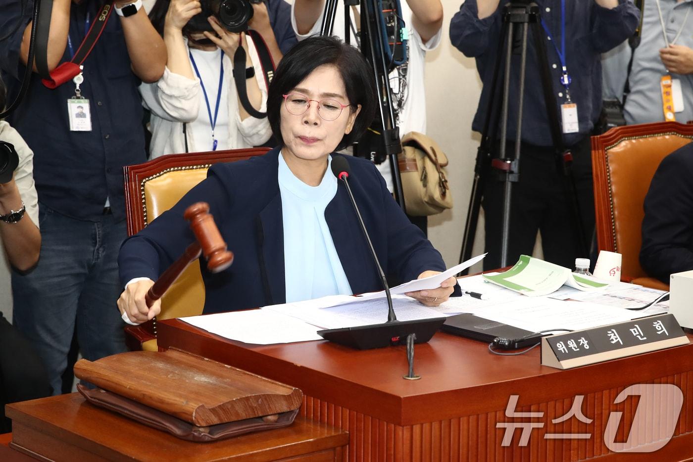 본문 이미지 - 최민희 국회 과방위원장이 14일 오후 서울 여의도 국회 과학기술정보방송통신위원회 전체회의장에서 열린 방송장악 2차 청문회에서 김태규 방송통신위원장 직무대행의 증언 거부 고발의 건을 가결하고 있다. 2024.8.14/뉴스1 ⓒ News1 이광호 기자