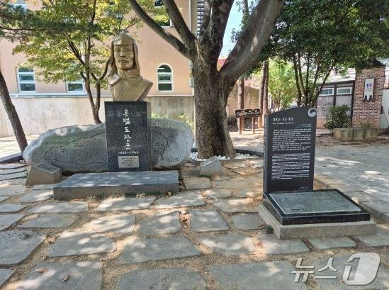 본문 이미지 - 광주 고려인마을에 있는 홍범도 장군 흉상에 국가 현충시설 안내판이 설치된 모습. (광주 고려인마을 제공)/뉴스1