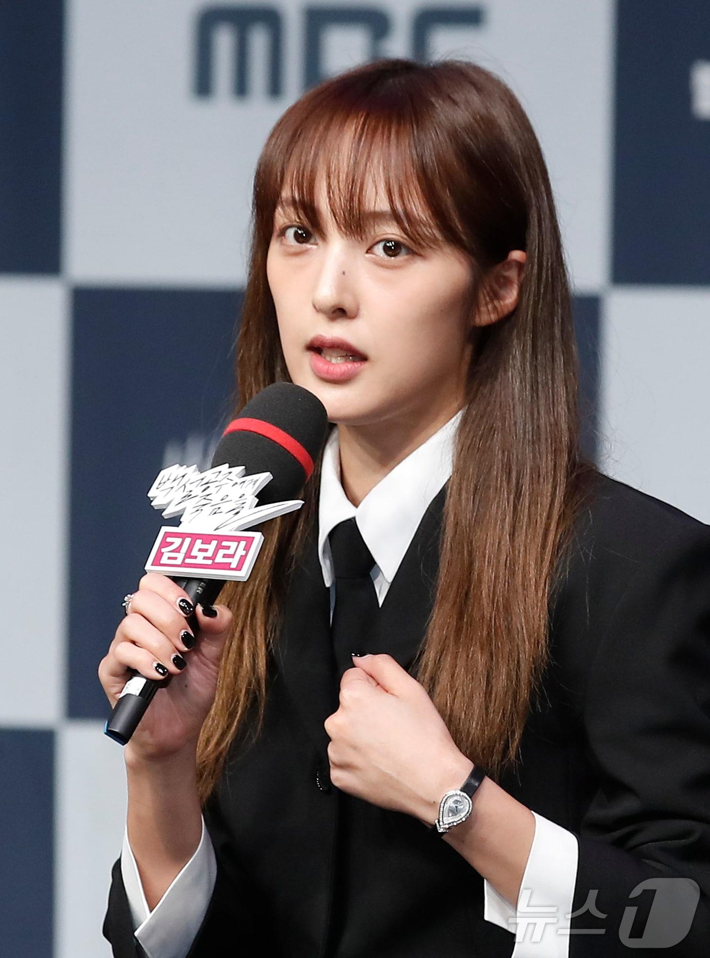 본문 이미지 - 배우 김보라가 14일 오후 서울 상암 MBC신사옥 골든마우스홀에서 열린 MBC 새 금토드라마 '백설공주에게 죽음을 - Black Out' 제작발표회에서 인사말을 하고 있다. '백설공주에게 죽음을'은 시신이 발견되지 않은 미스터리한 살인 사건의 범인으로 지목돼 살인 전과자가 된 청년이 10년 후 그날의 진실을 밝히는 과정을 담은 역추적 범죄 스릴러 드라마다. 2024.8.14./뉴스1 ⓒ News1 권현진 기자