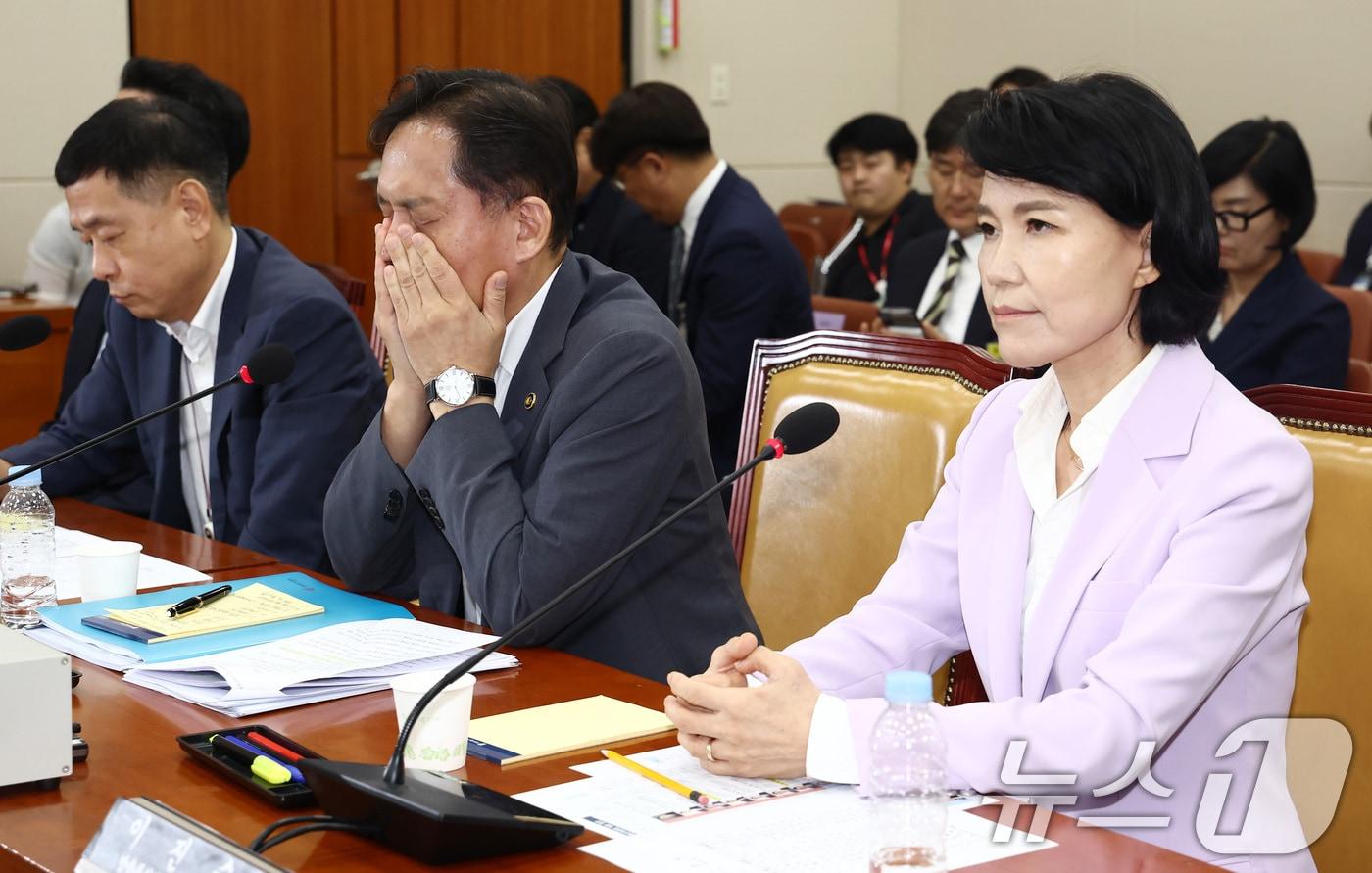 본문 이미지 - 김태규 방송통신위원장 직무대행이 14일 오후 서울 여의도 국회 과학기술정보방송통신위원회 전체회의장에서 열린 방송장악 2차 청문회에서 의원 질의를 듣던 도중 얼굴을 매만지고 있다. 오른쪽은 이진숙 방송통신위원장. 2024.8.14/뉴스1 ⓒ News1 김민지 기자