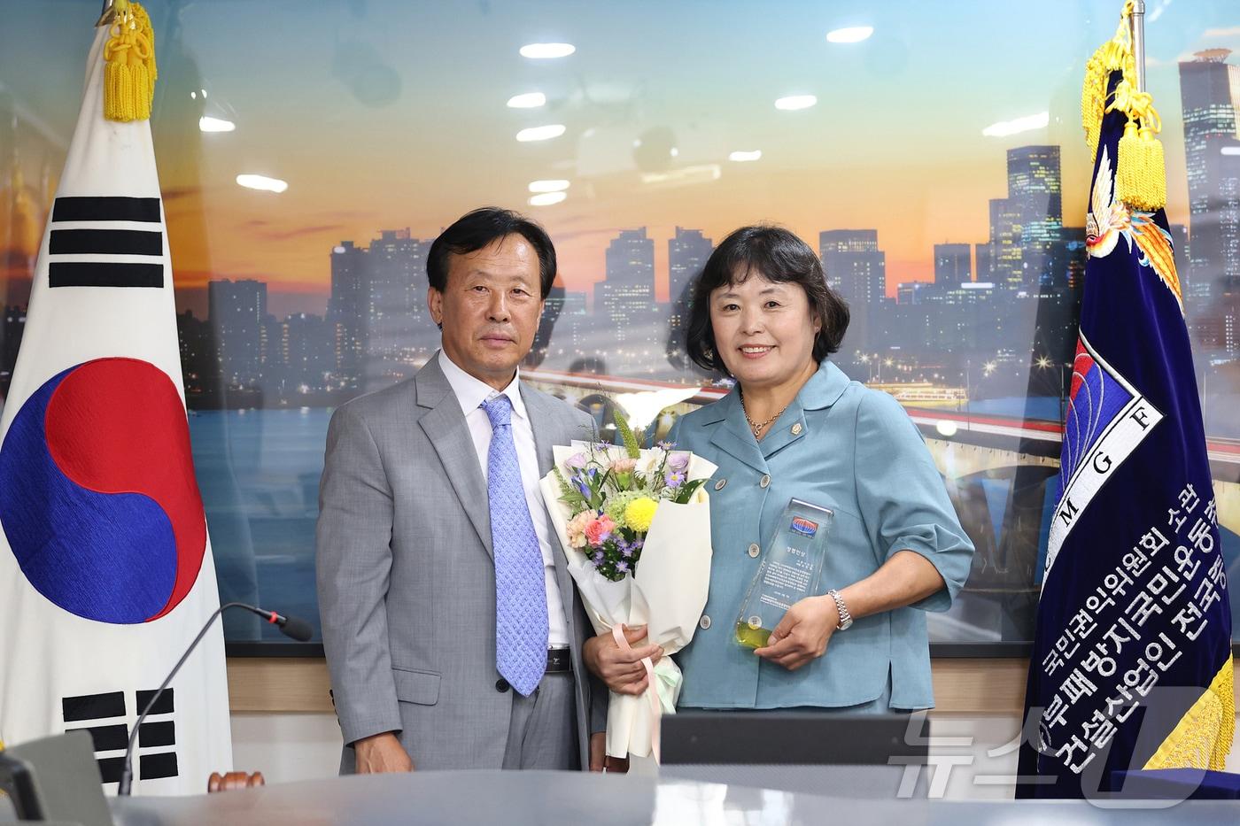 오인열(오른쪽) 시흥시의장 시상식.(시흥시의회 제공)