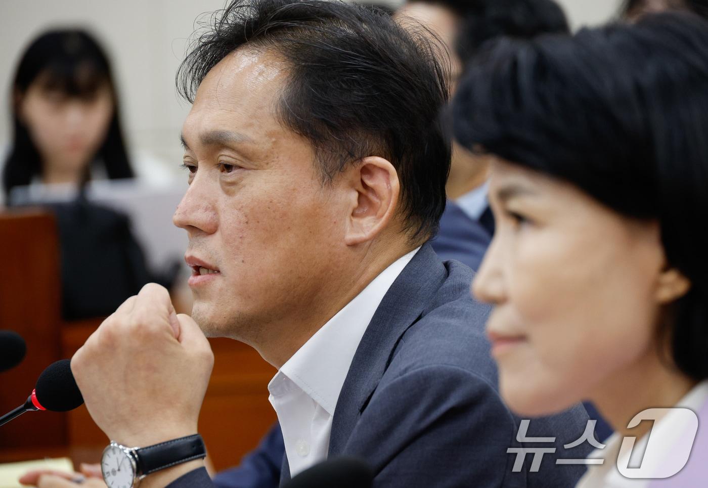 본문 이미지 - 김태규 방송통신위원회 위원장 직무대행(왼쪽)과 이진숙 방통위원장. 2024.8.14/뉴스1 ⓒ News1 안은나 기자