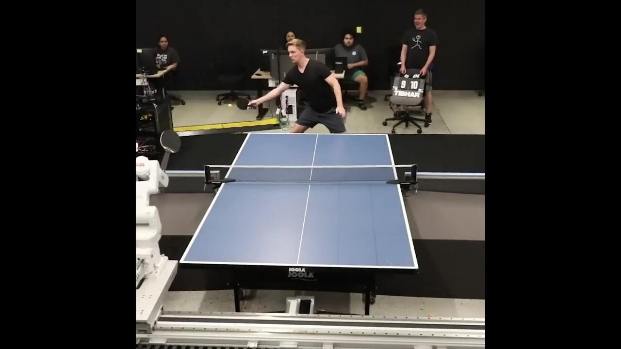 본문 이미지 - 사람과 경기 중인 구글 딥마인드 탁구 로봇 (구글 딥마인드 / 유튜브 Atil Iscen 계정 갈무리) 2024.08.14 /뉴스1