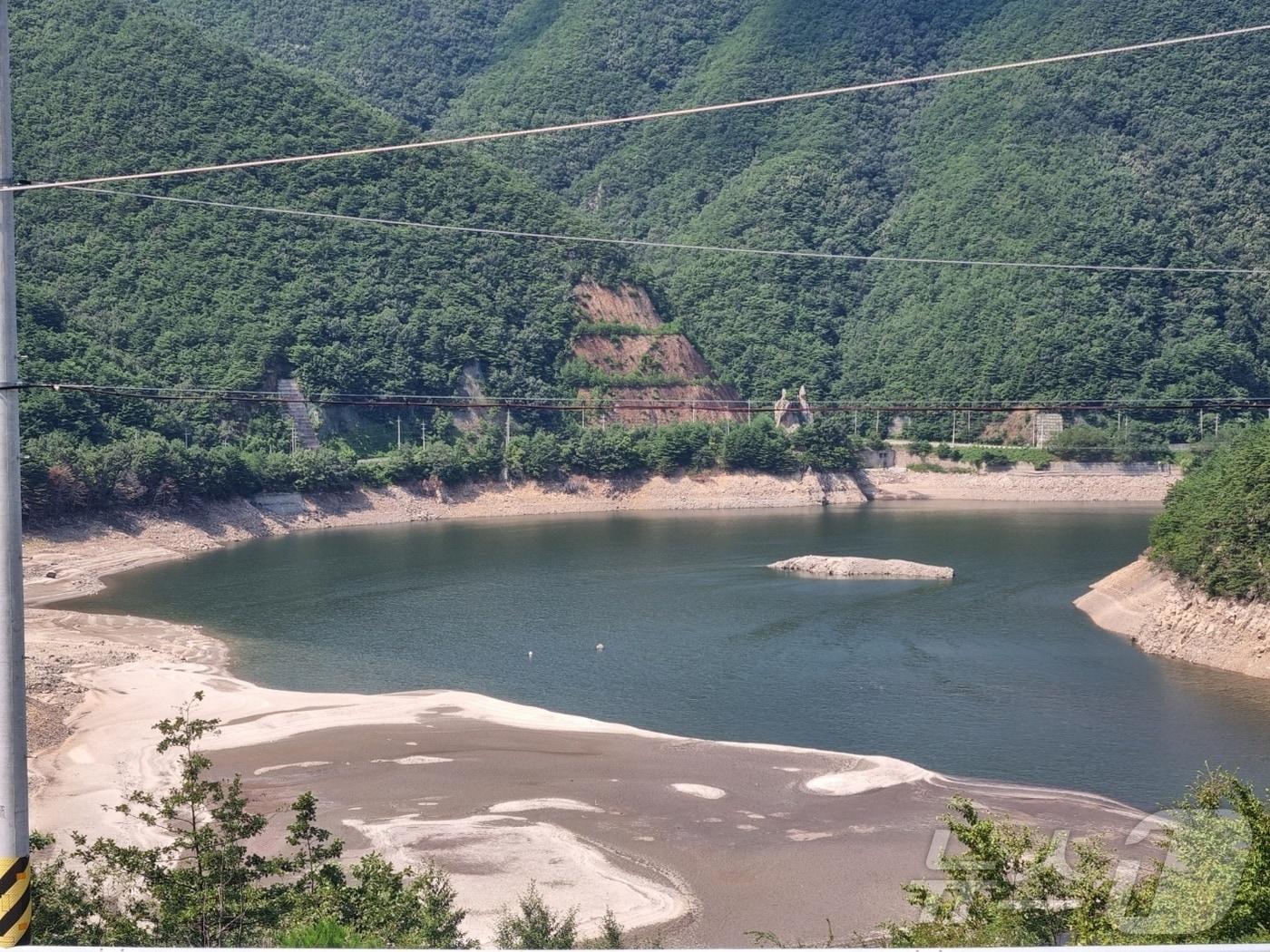 본문 이미지 - 수위 낮아진 강릉 오봉저수지.&#40;자료사진&#41; ⓒ News1 윤왕근 기자