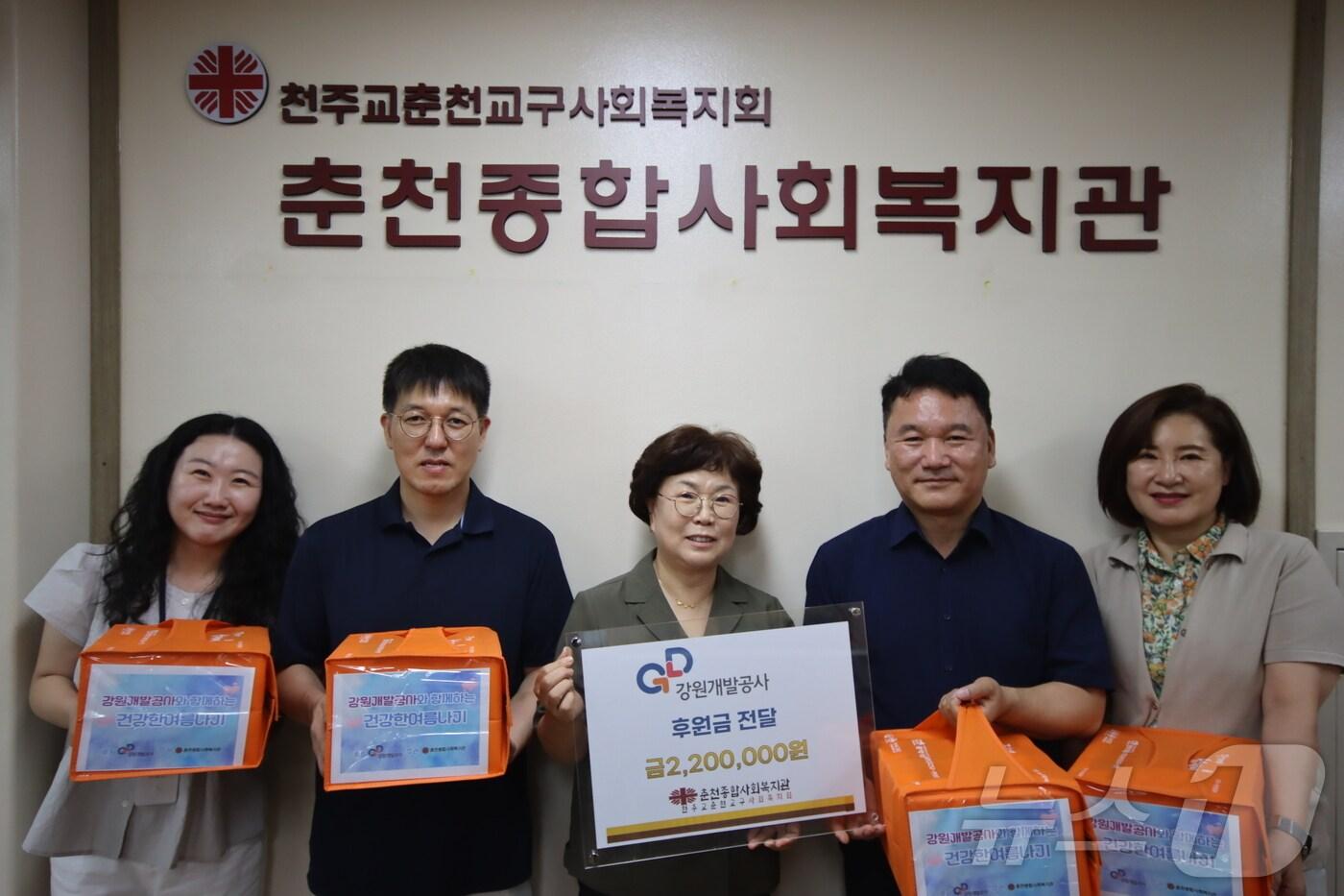 강원개발공사, 지역 취약계층에 닭갈비 전달.&#40;강원개발공사 제공&#41;