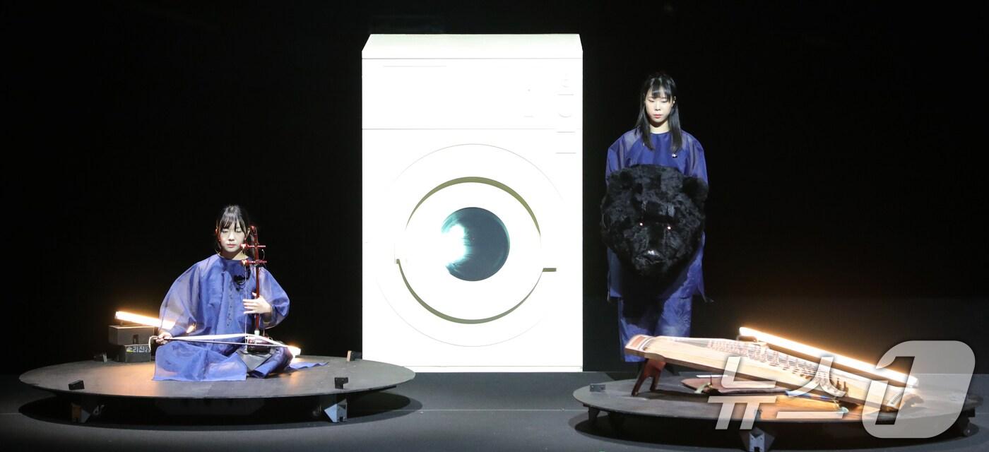 전주세계소리축제 개막일인 14일 전북자치도 전주시 한국소리문화의전당 모악당에서 관계자들이 개막공연 리허설을 하고 있다. 2024.8.14/뉴스1 ⓒ News1 유경석 기자