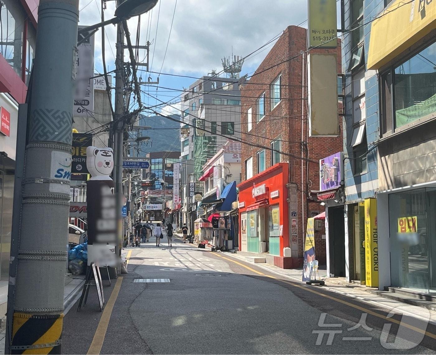 본문 이미지 - 14일 오후 부산대 지하철 역에서 약 150m 떨어진 골목에는 행인이 비교적 적고 비어있는 상가들을 쉽게 볼 수 있다.2024.8.14/뉴스1 ⓒ News1 장광일기자