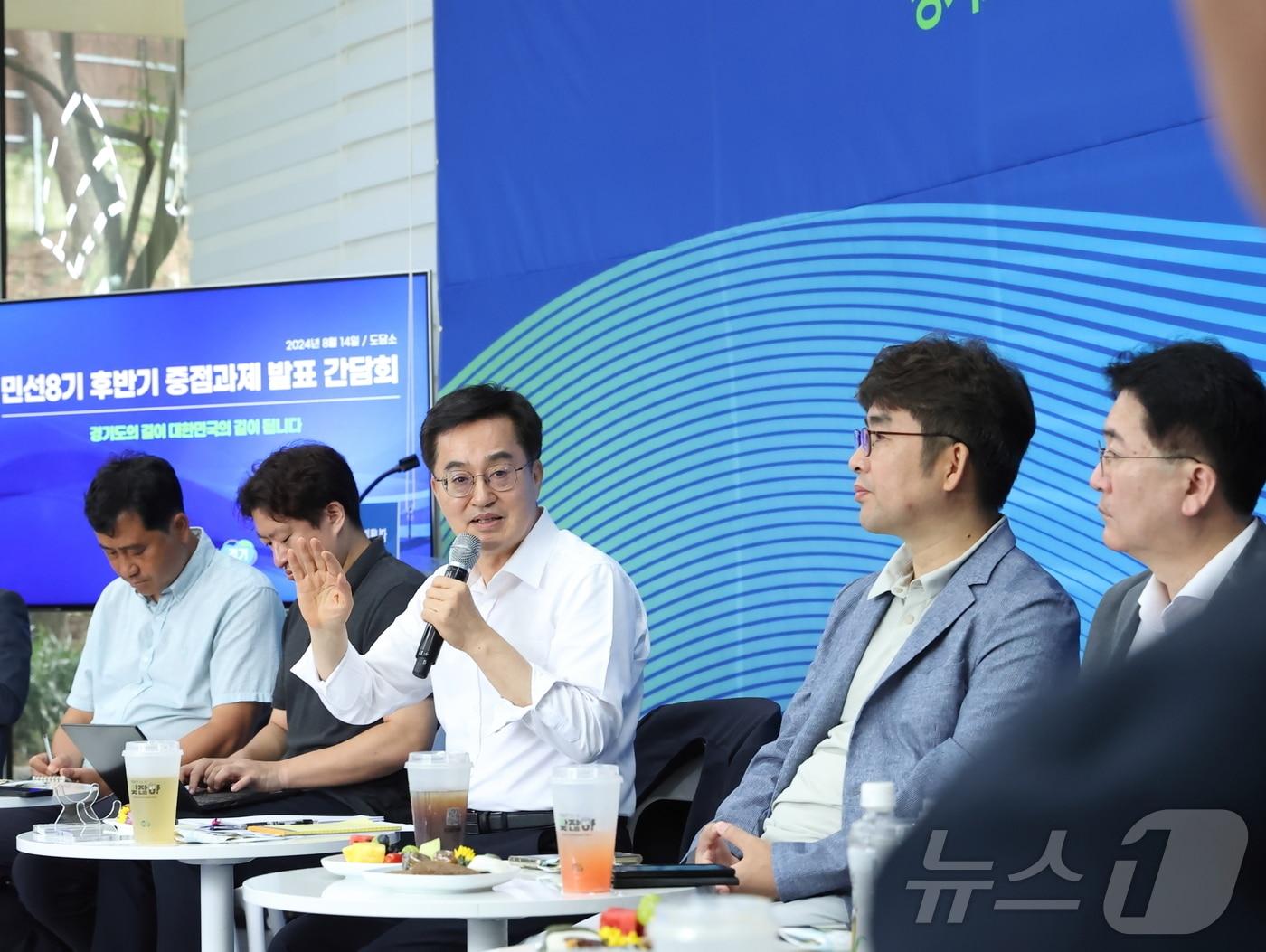 본문 이미지 - 14일 오전 도담소에서 열린 민선8기 후반기 중점과제 발표 간담회에서 김동연 경기도지사(사진 중앙)가 언론인들의 질의에 응답을 하고 있다.(경기도 제공)