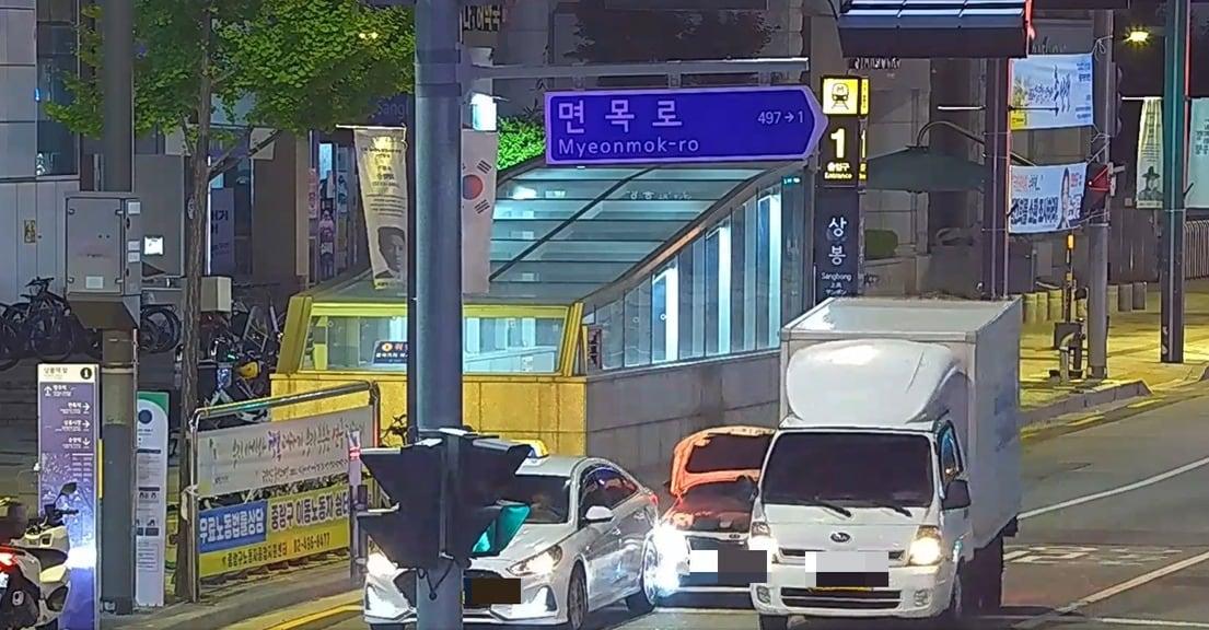 본문 이미지 -  서울 중랑경찰서는 중랑구 상봉역 앞 도로에서 음주 운전을 하며 차량 2대와 추돌한 뒤 운전자와 동승자 간 바꿔치기로 음주 단속을 회피한 남성 2명을 검거했다. 지난달 2일 이들 차량이 신호 대기 중인 차량 2대를 추돌하는 모습이 담긴 폐쇄회로(CC)TV 화면 갈무리. (중랑경찰서 제공)