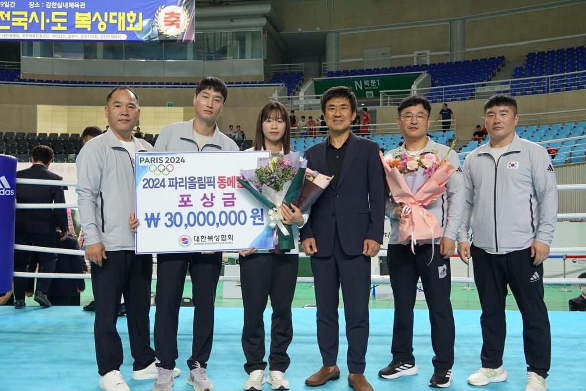 본문 이미지 -  대한복싱협회가 임애지에게 포상금 3000만원을 전달했다.(대한복싱협회 제공)
