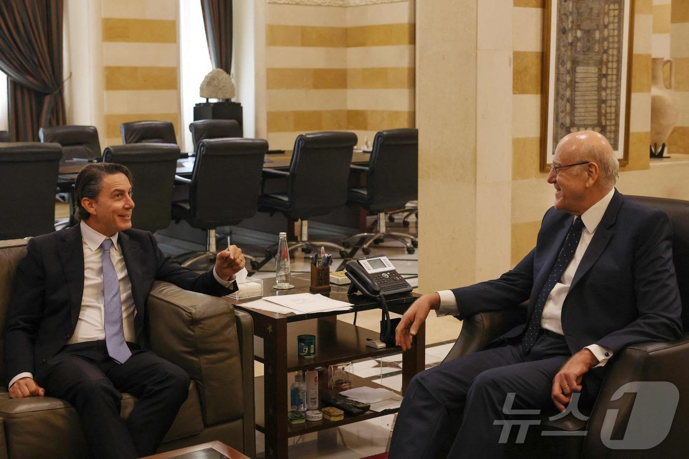 아모스 호흐스타인 미 중동 특사가 지난 8월 나지브 미카티 레바논 총리(오른쪽)와 레바논 베이루트에서 면담하고 있다. 2024.08.14 ⓒ AFP=뉴스1 ⓒ News1 김지완기자
