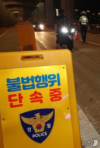 본문 이미지 - 광복절을 하루 앞둔 14일 오후 서울 잠수교 북단에서 서울경찰청이 8.15 광복절 대비 폭주족 특별단속을 실시하고 있다. 2024.8.14 ⓒ 뉴스1 박세연 기자