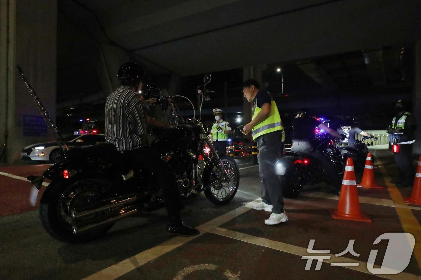 본문 이미지 - 대구경찰청이 제81주년 광복절을 앞두고 도심 폭주족 특별단속에 나선다. 사진은 경찰이 폭주족 특별단속을 하는 모습. ⓒ 뉴스1 자료 사진