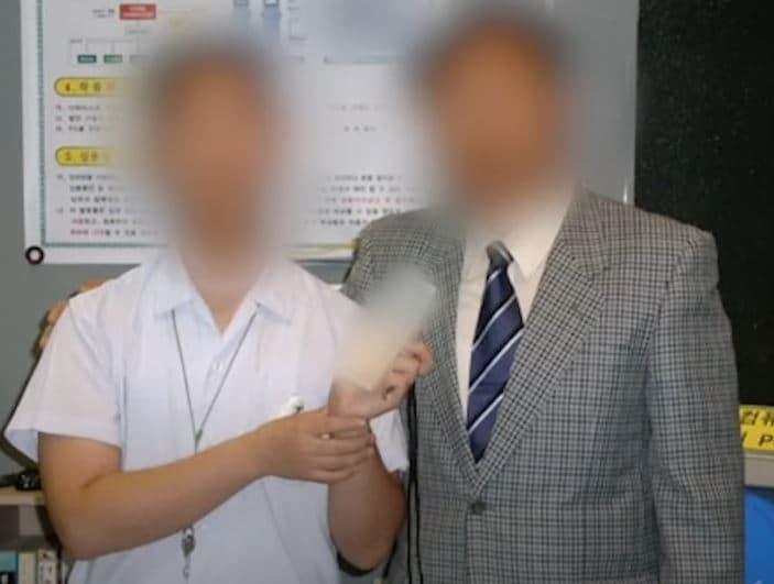 본문 이미지 - 10대에 벤처회사를 창업해 청와대에 초청받기도 했던 A 군(왼쪽). (KBS '스모킹 건')