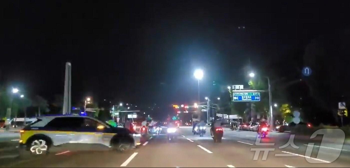 대구경찰청은 15일 광복절 심야에 도심 도로에서 오토바이를 타고 난폭운전을 한 혐의(도로교통법 위반 등)로 112명을 적발했다고 밝혔다. (대구경찰청 제공) 2024.8.15/뉴스1