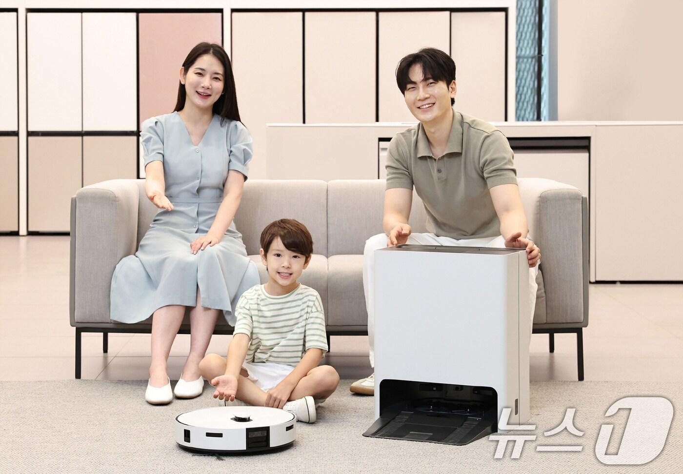 본문 이미지 - 삼성전자는 15일 ''AI 가전' 판매가 올해 1월부터 7월까지 누적으로 150만 대를 돌파하며 가파른 성장세를 이어가고 있다고 밝혔다. 사진은 삼성전자 모델들이 삼성스토어 대치에서 물걸레 일체형 로봇청소기 '비스포크 AI 스팀'을 소개하는 모습. (삼성전자 제공) 2024.8.15/뉴스1 ⓒ News1 송원영 기자