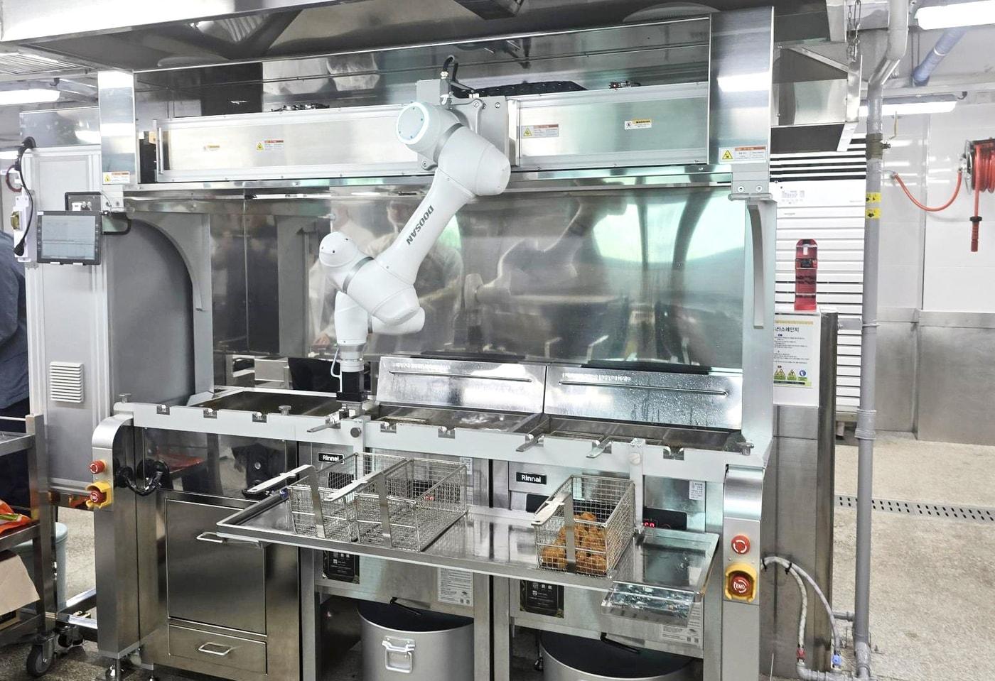 대구팔공초중학교 단체급식 튀김솔루션(두산로보틱스 제공).