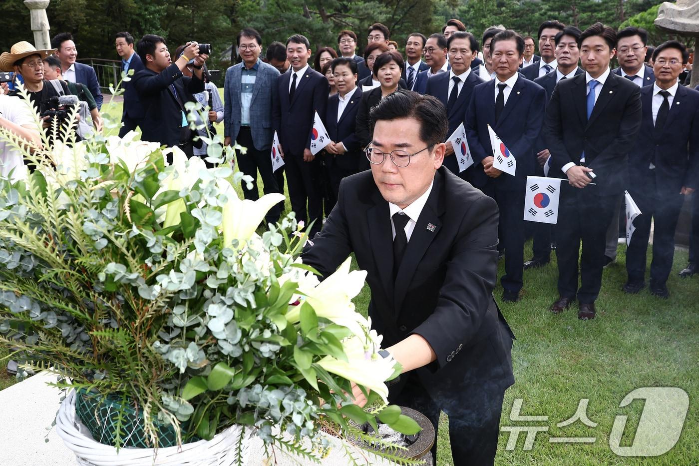 본문 이미지 - 박찬대 더불어민주당 대표 직무대행 겸 원내대표를 비롯한 지도부가 제79주년 광복절인 15일 오전 서울 용산구 효창공원 내 백범 김구 선생 묘역을 찾아 참배하고 있다. 이날 민주당 등 야당은 김형석 신임 독립기념관장 임명에 반대해 정부 주최 광복절 경축식에 불참했다. 2024.8.15/뉴스1 ⓒ News1 김민지 기자