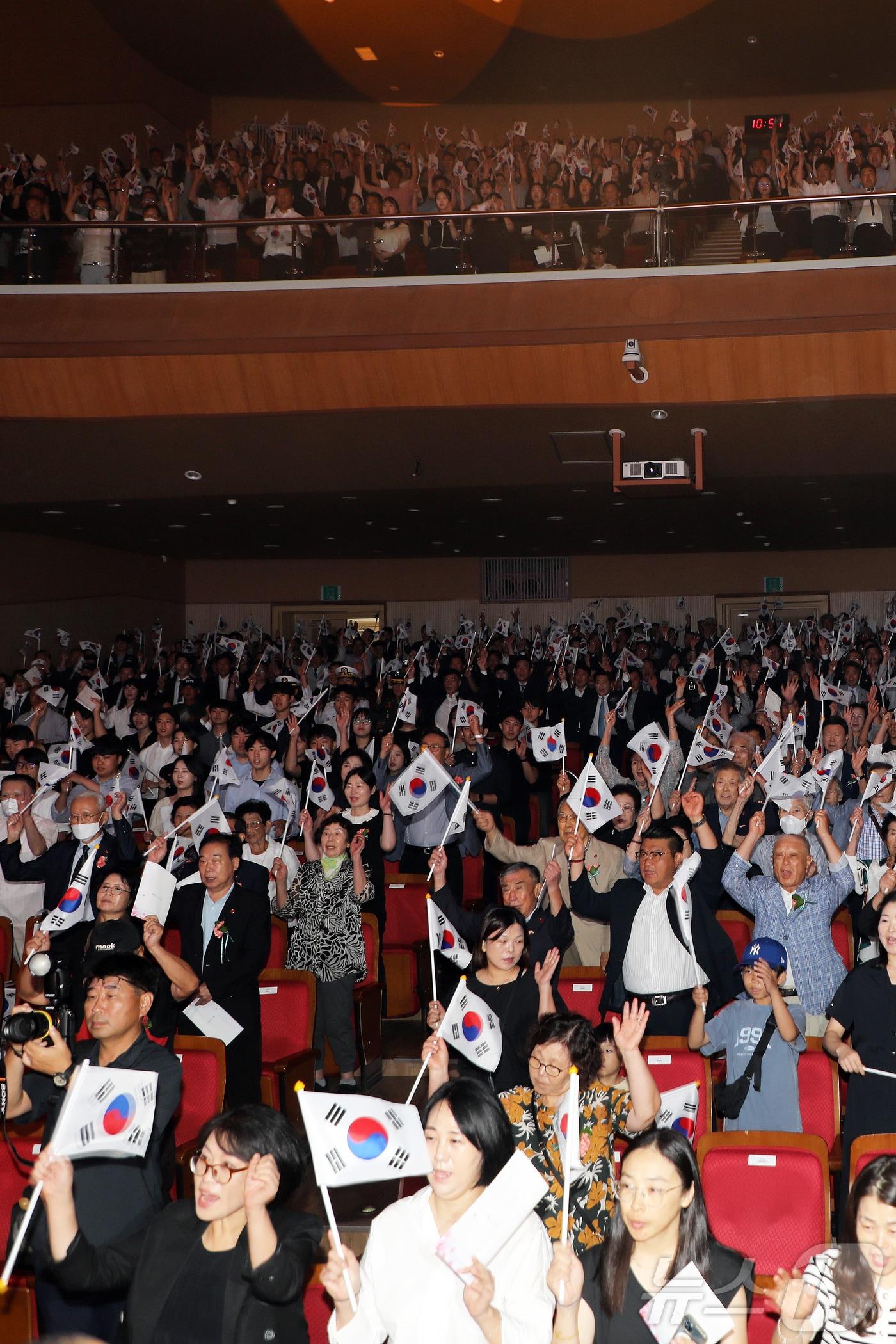본문 이미지 - 15일 오전 제주학생문화원 대극장에서 제주특별자치도 주최로 열린 제79주년 광복절 경축식에서 참석자들이 만세삼창을 하고 있다. 2024.8.15/뉴스1 ⓒ News1 오미란 기자
