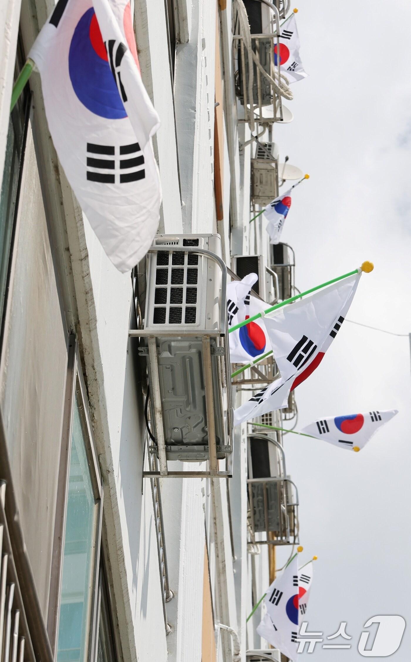 본문 이미지 - 광복절인 15일 경북 칠곡군 왜관읍 무성아파트 주민 90%가 베란다에 태극기를 내걸고 광복의 의미와 나라 사랑 정신을 되새겼다.(칠곡군 제공) 2024.8.15/뉴스1 ⓒ News1 정우용 기자