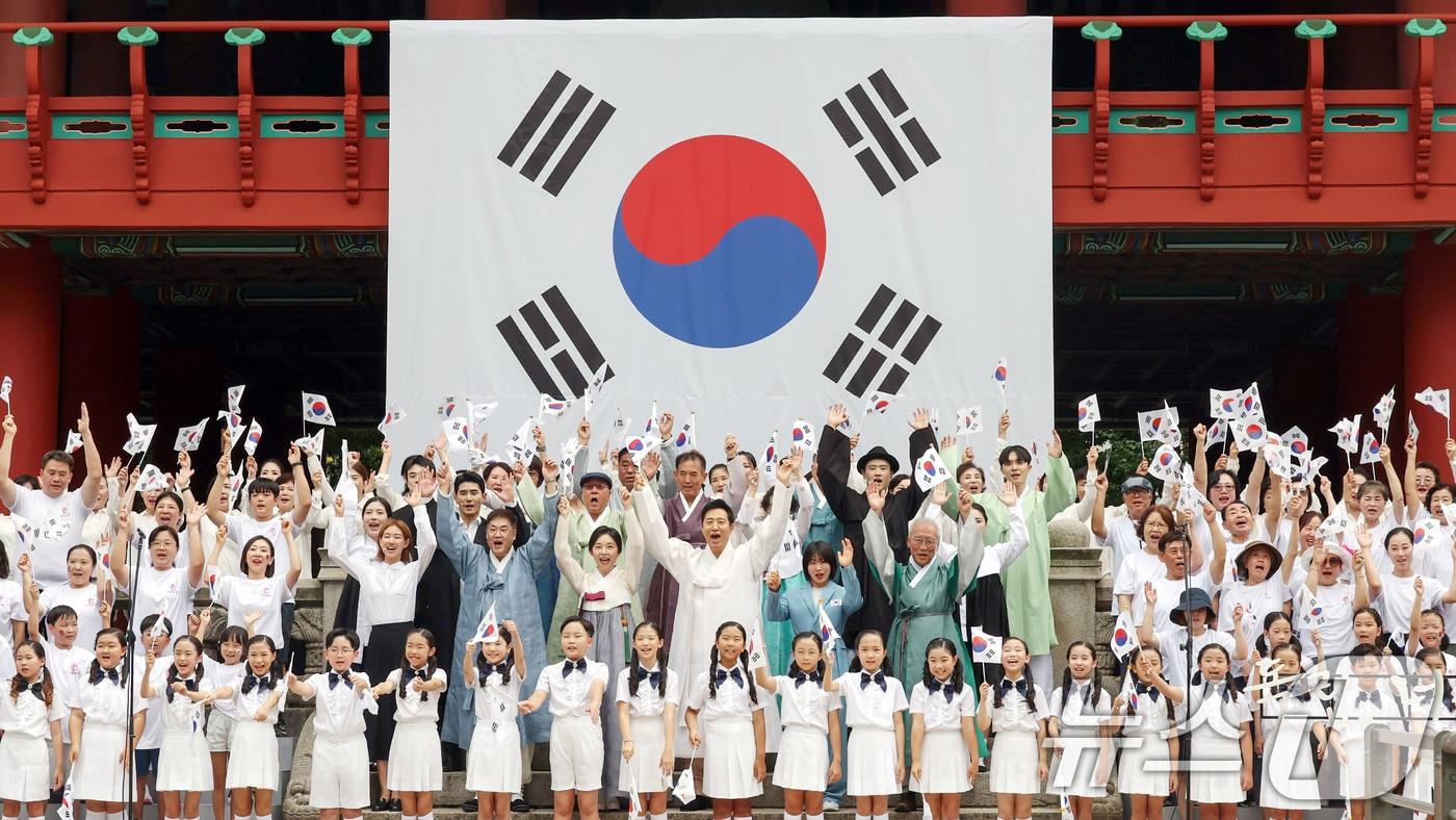 오세훈 서울시장과 독립운동가 고(故) 허석 의사의 5대손이자 파리올림픽 유도 은메달리스트 허미미를 비롯한 독립운동가 후손들이 15일 오전 서울 종로구 보신각에서 열린 '제79주년 광복절 기념 타종식'에서 어린이 합창단과 함께 만세삼창을 외치고 있다. (공동취재) 2024.8.15/뉴스1 ⓒ News1 민경석 기자