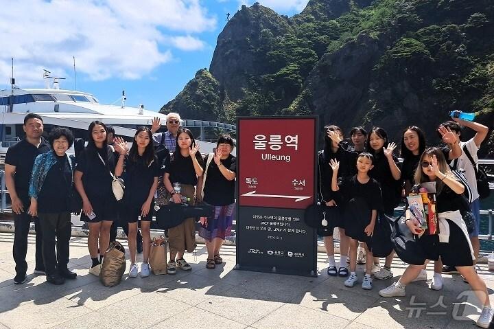 본문 이미지 - 에스알(SR, 대표이사 이종국)은 12일(월)부터 1박2일 동안 울릉군·대저페리와 함께 몽골 취약계층 청소년들에게 SRT를 이용한 울릉도 여행과 생애 첫 한국여행 지원에 나섰다. (에스알 제공)