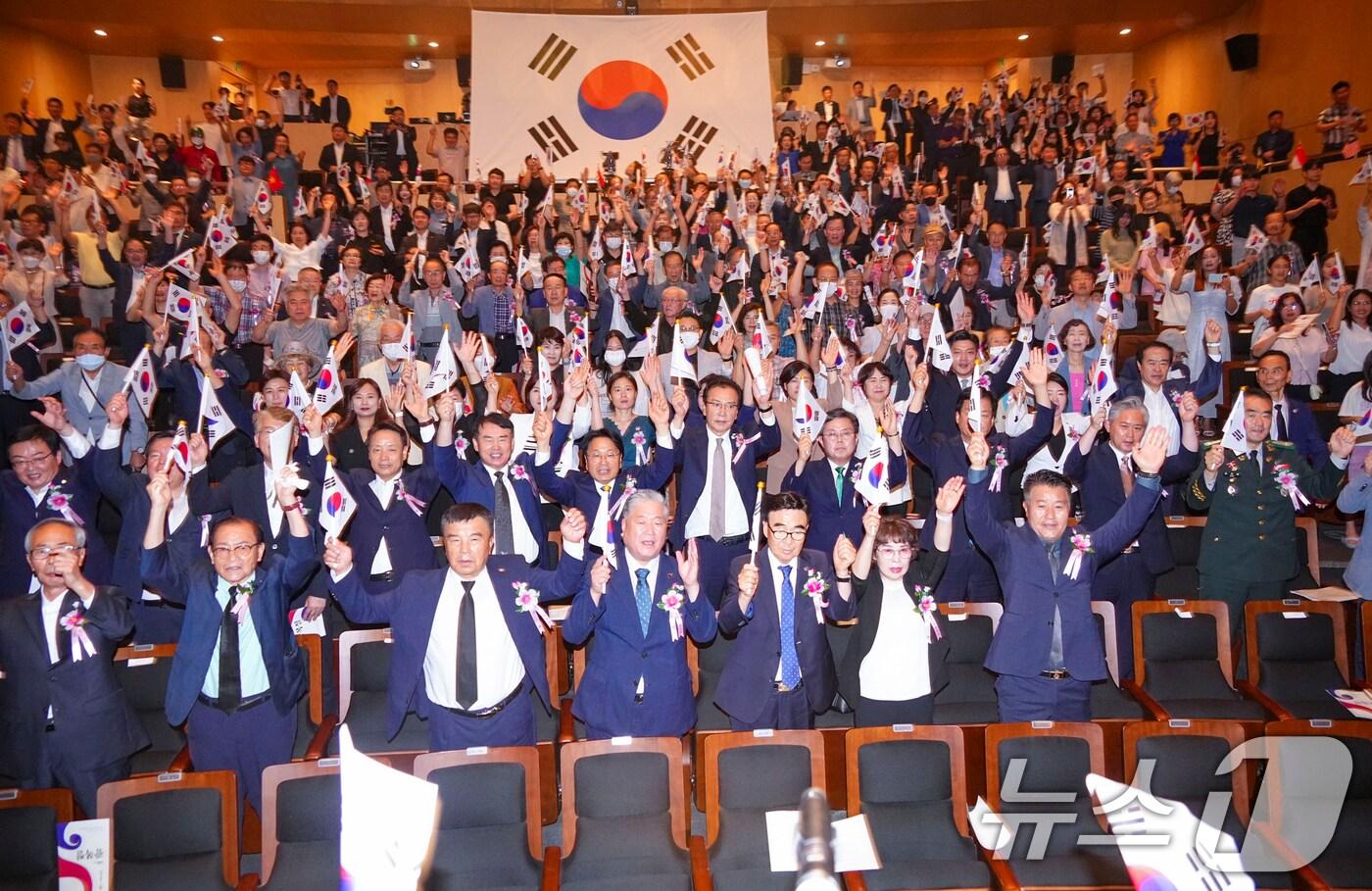 본문 이미지 - 강기정 광주시장이 15일 동구 국립아시아문화전당(ACC) 예술극장에서 열린 ‘제79주년 광복절 경축식’에 참석해 내빈들과 만세삼창을 하고 있다.(광주시 제공)20224.8.15/뉴스1 
