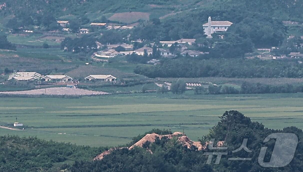 본문 이미지 - 북한 개풍군 마을 일대.. 2024.8.15/뉴스1 ⓒ News1 김도우 기자