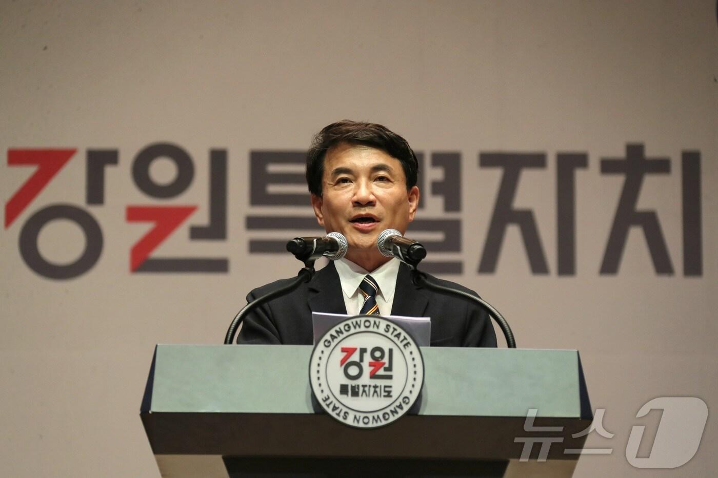 본문 이미지 - 15일 강원대 백령아트센터에서 개최된 제79주년 광복절 경축식에서 김진태 강원특별자치도지사가 경축사를 하고 있다.(강원특별자치도 제공) 2024.8.15/뉴스1