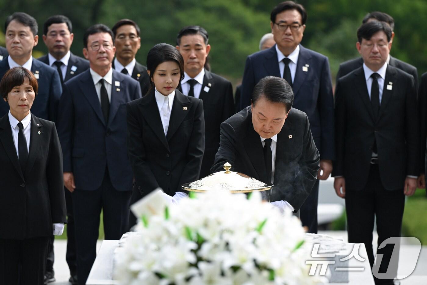 본문 이미지 - 윤석열 대통령과 부인 김건희 여사가 15일 육영수 여사 서거 50주기를 맞아 서울 동작구 국립서울현충원 내 육영수 여사 묘역에서 헌화와 분향을 하고 있다. (대통령실 제공) 2024.8.15/뉴스1 ⓒ News1 송원영 기자