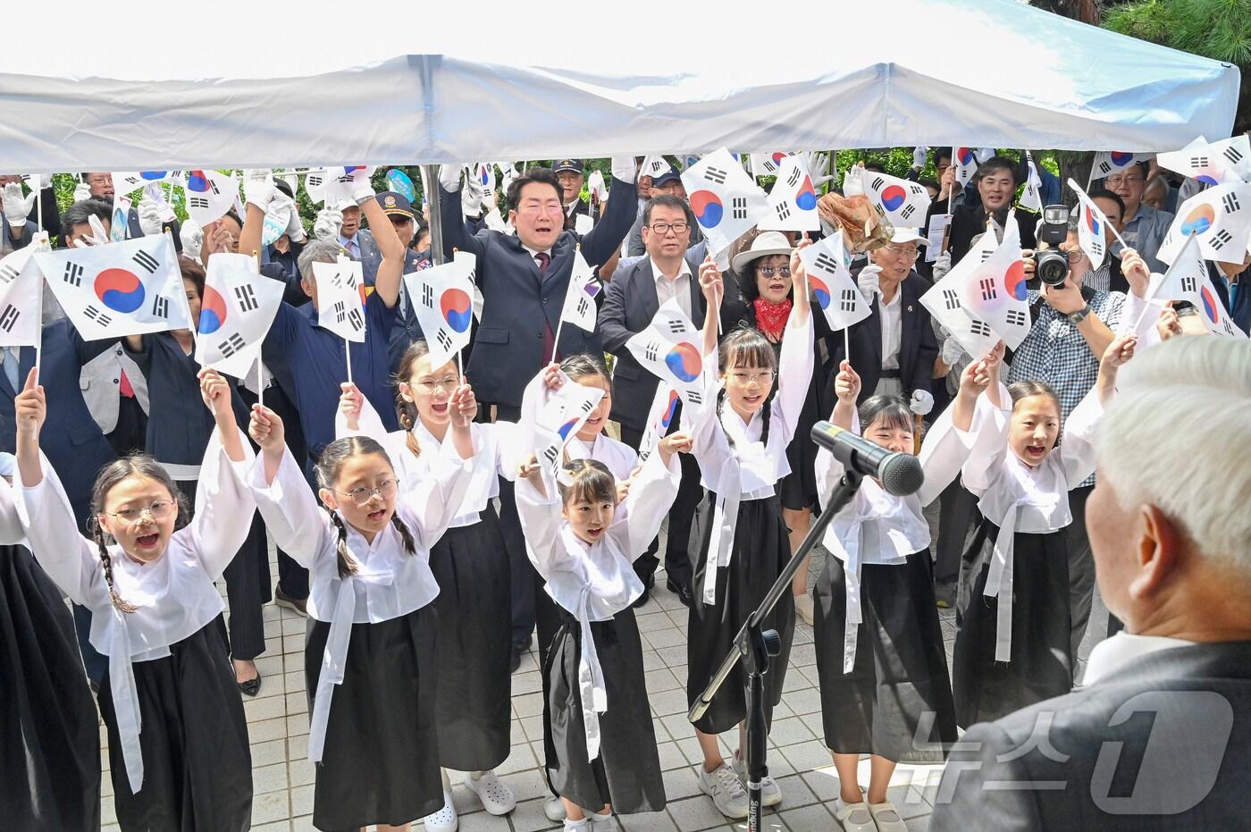 본문 이미지 - 강원 원주시의 ‘제79주년 광복절 타종식’이 15일 원주시 치악종각에서 원강수 원주시장과 송기헌 더불어민주당 국회의원, 조용기 원주시의회 의장을 비롯한 여러 지역 인사들이 참석한 가운데 열렸다. (원주시 제공) 2024.8.15./뉴스1 ⓒ News1 신관호 기자