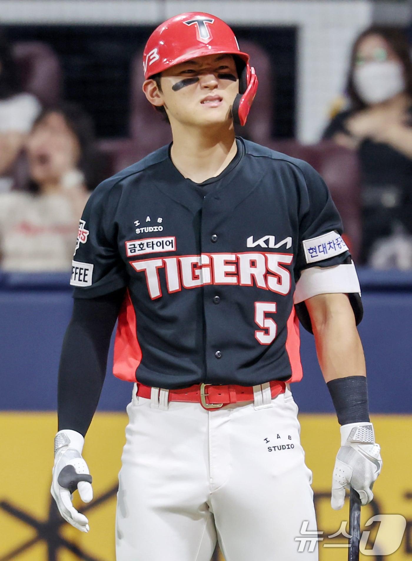 본문 이미지 - 15일 오후 서울 구로구 고척스카이돔에서 열린 프로야구 '2024 신한 SOL Bank KBO리그' KIA 타이거즈와 키움 히어로즈와의 경기 1회초 1사 주자 1루 상황에서 KIA 김도영이 담장을 넘기는 큰 파울을 친 뒤 아쉬워 하고 있다. 2024.8.15/뉴스1 ⓒ News1 민경석 기자