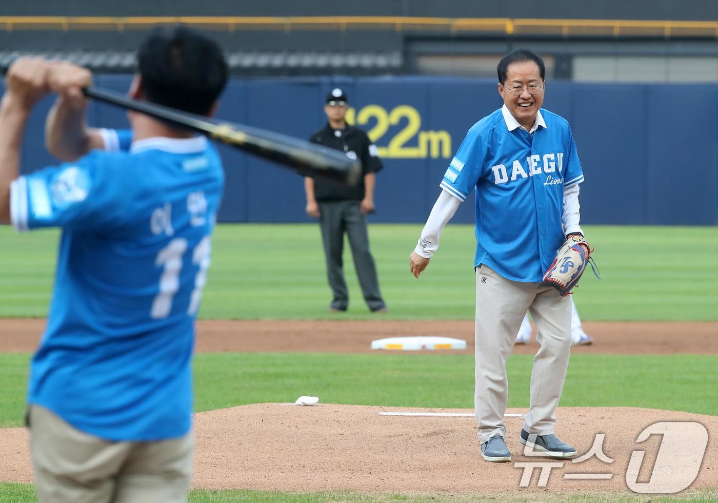 본문 이미지 - 2024년 8월 15일 홍준표 대구시장이 대구 삼성라이온즈파크에서 열린 프로야구 kt 위즈와 삼성 라이온즈 경기에 앞서 시구를 한 뒤 웃음을 짓고 있다. 2024.8.15 ⓒ 뉴스1 공정식 기자