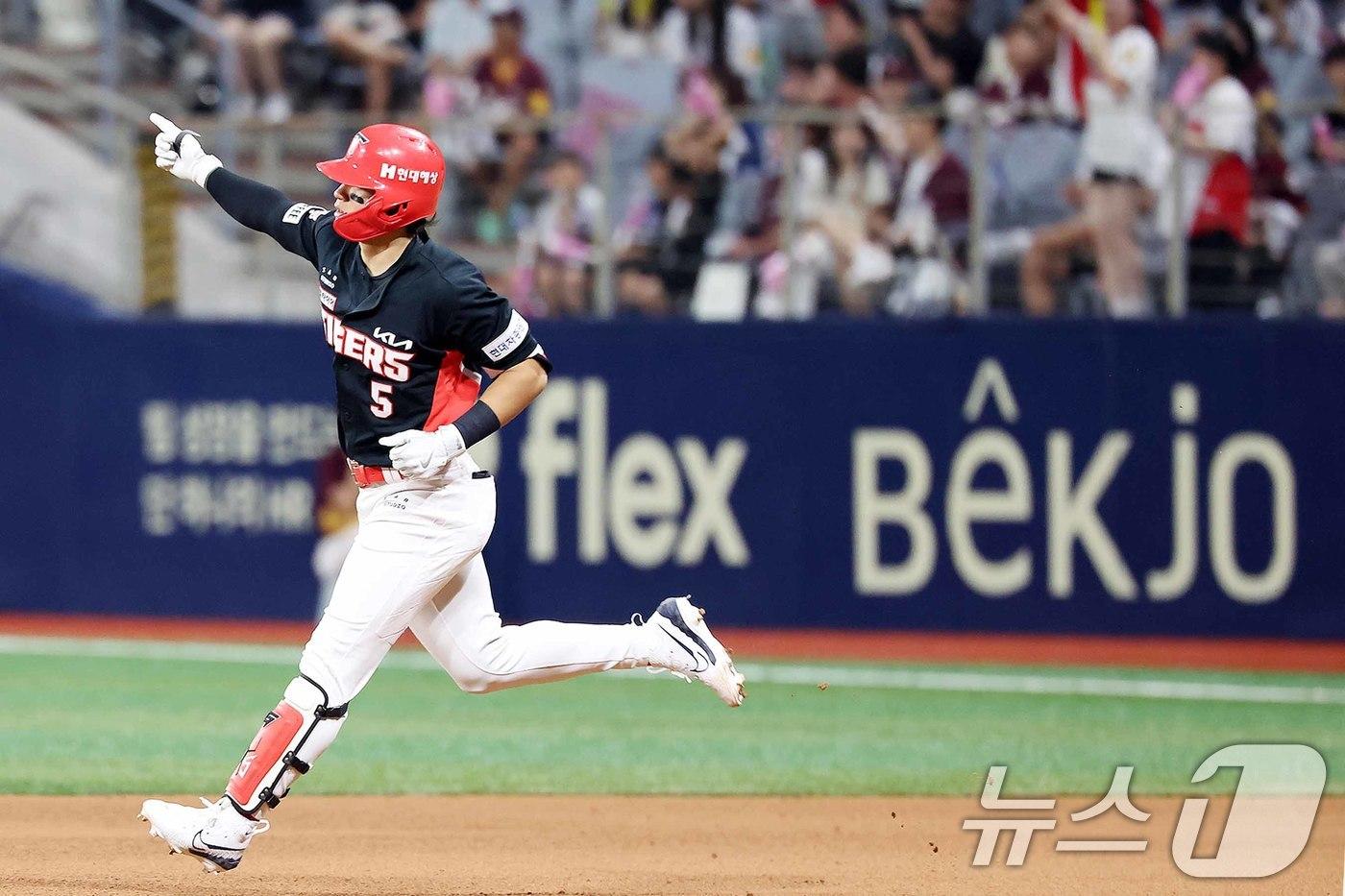 본문 이미지 - 15일 오후 서울 구로구 고척스카이돔에서 열린 프로야구 '2024 신한 SOL Bank KBO리그' KIA 타이거즈와 키움 히어로즈와의 경기 5회초 1사 주자 1루 상황에서 KIA 김도영이 투런홈런을 친 뒤 홈으로 향하며 세리머니를 하고 있다. 2024.8.15/뉴스1 ⓒ News1 민경석 기자