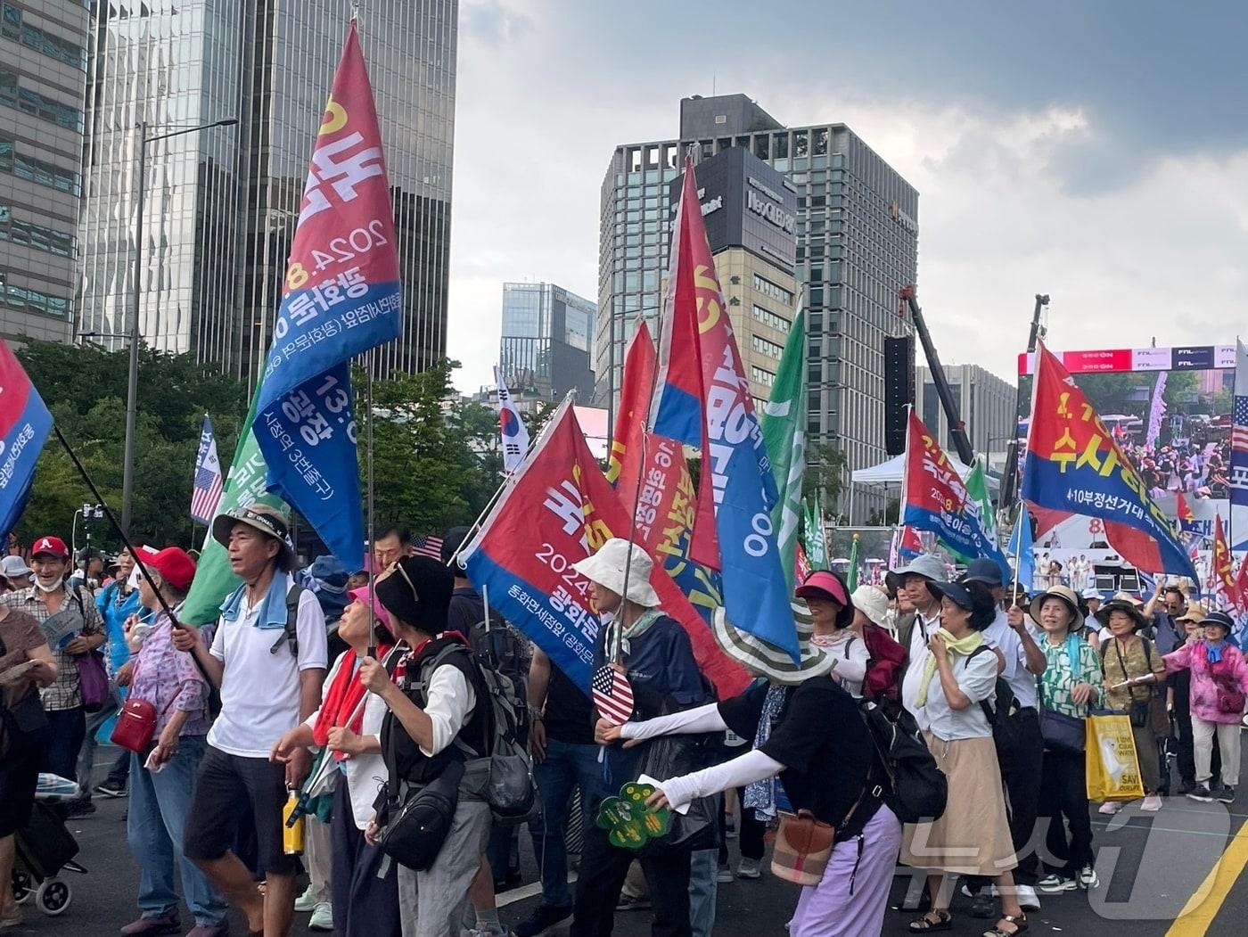 본문 이미지 - 15일 오후 자유통일당 주최 광복절 집회 참석자들이 거리 행진에 임하고 있다. 2024.8.15/뉴스1 ⓒ News1 임여익 기자