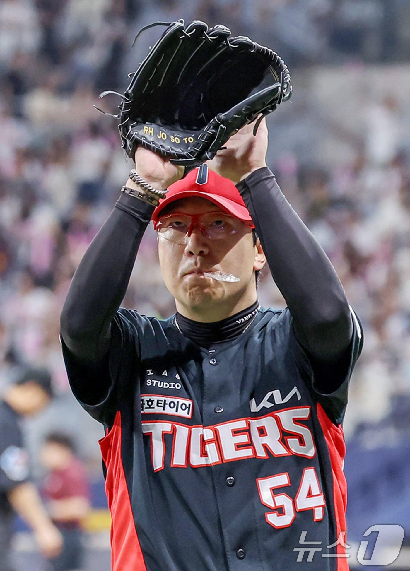 본문 이미지 - 15일 오후 서울 구로구 고척스카이돔에서 열린 프로야구 '2024 신한 SOL Bank KBO리그' KIA 타이거즈와 키움 히어로즈와의 경기 7회말 2사 주자 2루 상황에서 KIA 선발 양현종이 키움 이주형을 플라이 아웃으로 잡아내며 이닝을 마친 뒤 더그아웃으로 향하며 팬들에게 인사하고 있다. 2024.8.15/뉴스1 ⓒ News1 민경석 기자