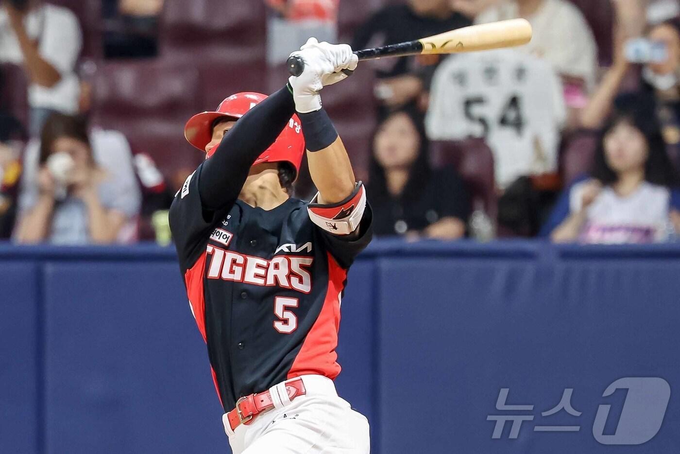 본문 이미지 - 15일 오후 서울 구로구 고척스카이돔에서 열린 프로야구 '2024 신한 SOL Bank KBO리그' KIA 타이거즈와 키움 히어로즈와의 경기 5회초 1사 주자 1루 상황에서 KIA 김도영이 투런홈런을 치고 있다. 이날 김도영은 시즌 30번째 홈런을 기록하며 최연소 '30(홈런)-30(도루)' 클럽 가입을 달성했다. 2024.8.15/뉴스1 ⓒ News1 민경석 기자