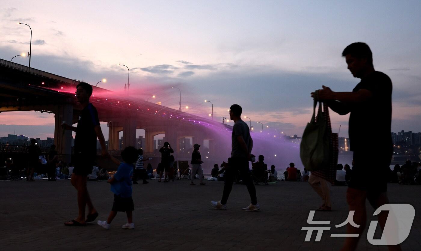 본문 이미지 - 열대야가 이어진 15일 오후 서울 서초구 반포한강공원을 찾은 시민들이 여름밤 무더위를 식히고 있다. 서울의 열대야는 지난달 21일부터 이날까지 26일째 이어지면서 2018년과 같이 역대 가장 긴 열대야를 기록했다. 2024.8.15/뉴스1 ⓒ News1 구윤성 기자