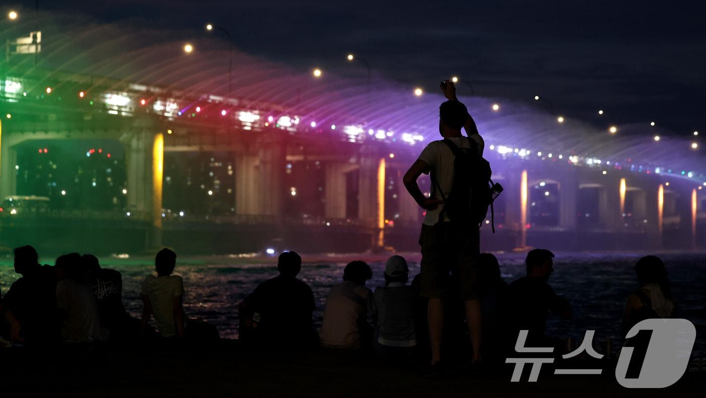 열대야가 이어진 15일 오후 서울 서초구 반포한강공원을 찾은 시민들이 여름밤 무더위를 식히고 있다. 2024.8.15/뉴스1 ⓒ News1 구윤성 기자