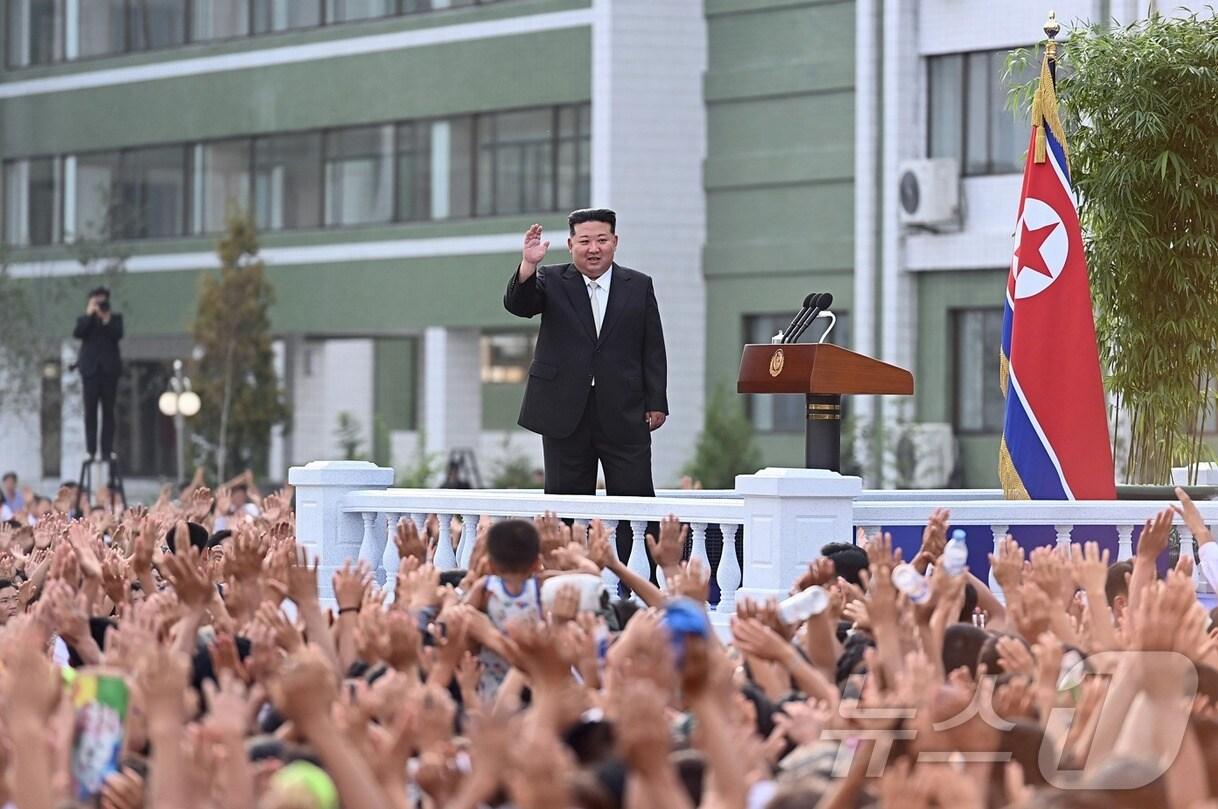 본문 이미지 -  (평양 노동신문-뉴스1) =노동당 기관지 노동신문은 16일 "어린이들과 학생, 연로자, 병약자, 영예군인, 어린애어머니들 1만 3000여 명이 8월 15일 평양에 도착해 숙소에 입소했다"면서 "김정은 동지께서 몸소 숙소에 나와 여러 지역 수재민들과 상봉했다"라고 보도했다. [국내에서만 사용가능. 재배포 금지. DB 금지. For Use Only in the Republic of Korea. Redistribution Prohibited] rodongphoto@news1.kr