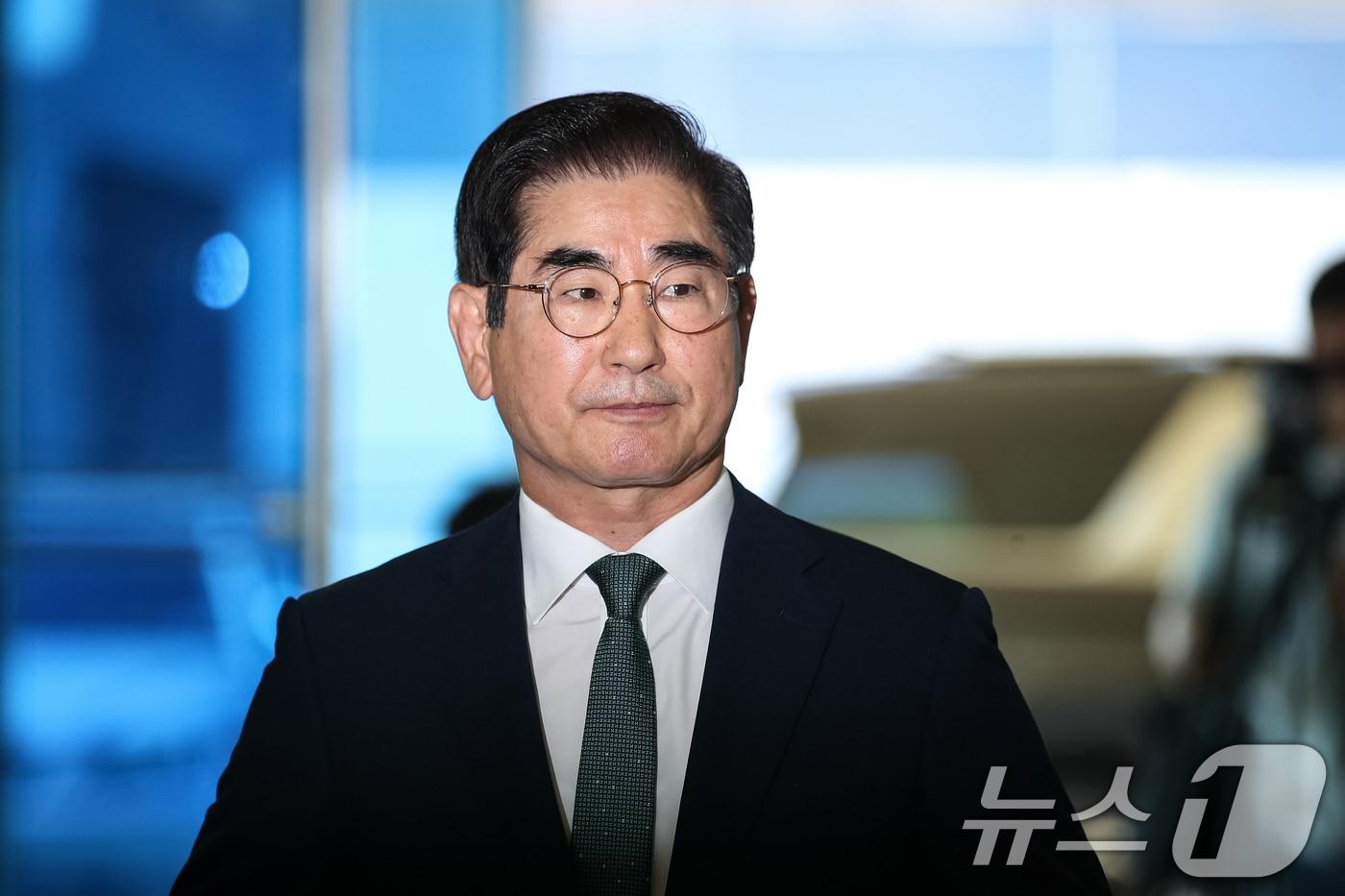 본문 이미지 - 김용현 국방부 장관 후보자가 16일 서울 용산구 국방부 내에 마련된 청문회 준비 사무실로 출근하고 있다. 2024.8.16/뉴스1 ⓒ News1 이승배 기자